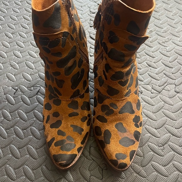 Matisse notched 2.5” heel bootie, leopard print, size 8.5. - Picture 2 of 3